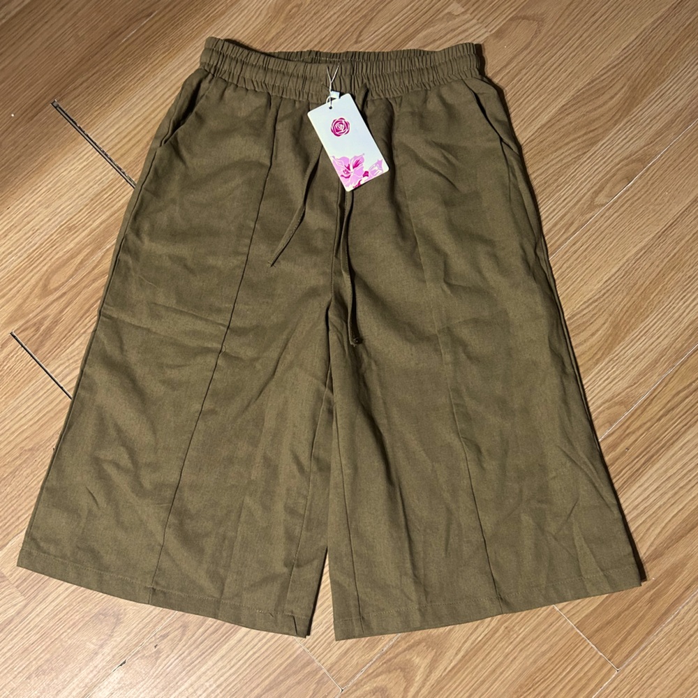 3/$20:: 🏷️🏷️NWT medium Super cropped ladies long short pants, Wide leg
